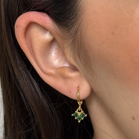 Arete tipo Huggies con Dije Verde de Chapa (TB7C154)